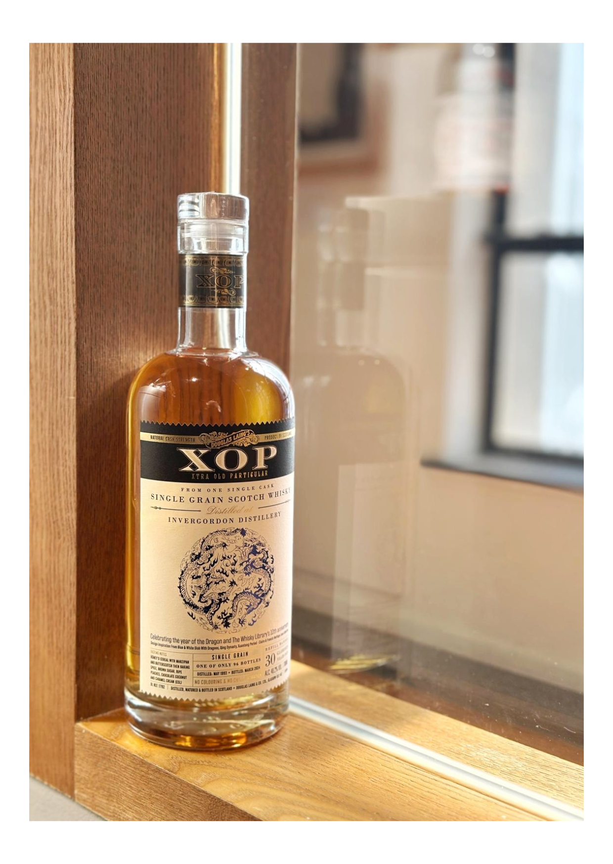 The Whisky Library的十週年紀念裝瓶 --- Invergordon 30 Year 上的青花瓷